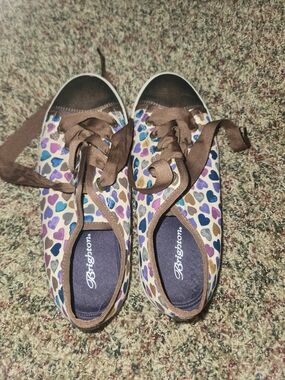 Brighton Women’s Heart Print Casual Sneakers in Brown and Purple